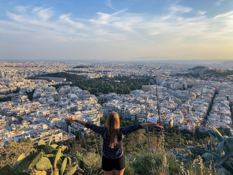 Découvrez notre guide complet pour partir en trek seul en toute sécurité. Conseils pratiques, équipement essentiel et astuces pour bien préparer votre aventure en solo.