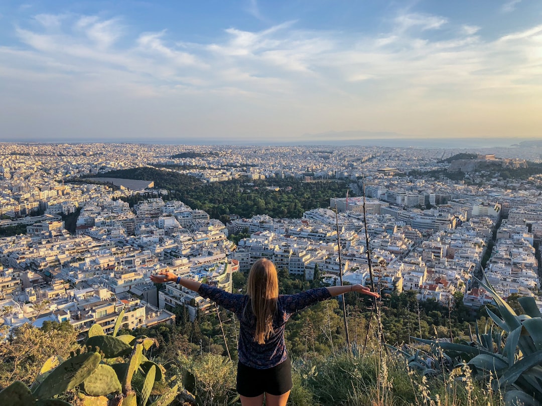 Découvrez notre guide complet pour partir en trek seul en toute sécurité. Conseils pratiques, équipement essentiel et astuces pour bien préparer votre aventure en solo.