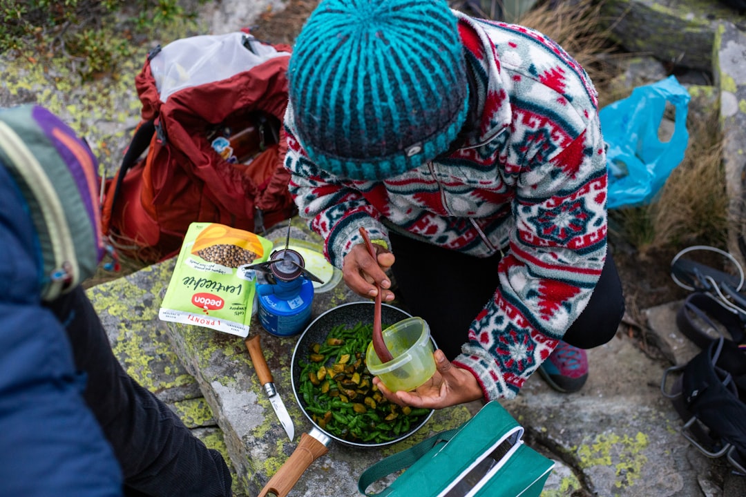 Découvrez notre guide complet sur la nutrition en trek longue distance pour bien vous alimenter, rester énergique et profiter pleinement de votre aventure.